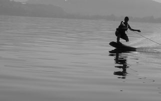 九游体育-“宽板滑水：东三叉湖赛场见证新一代水上运动的崛起”
